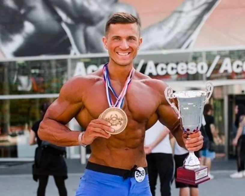 Денис Сорокин с медалью и кубком Arnold Classic Europe